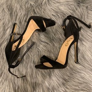 Black strapy heel, NEVER WORN. size 7